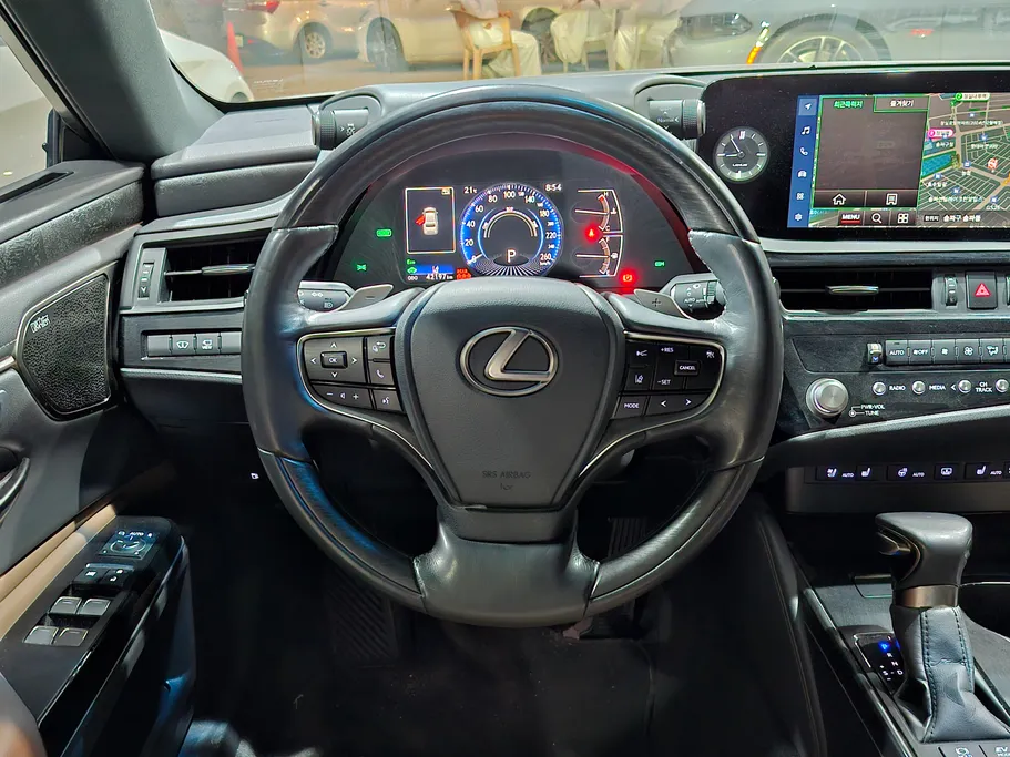 لكزس ES 300 H 2024 