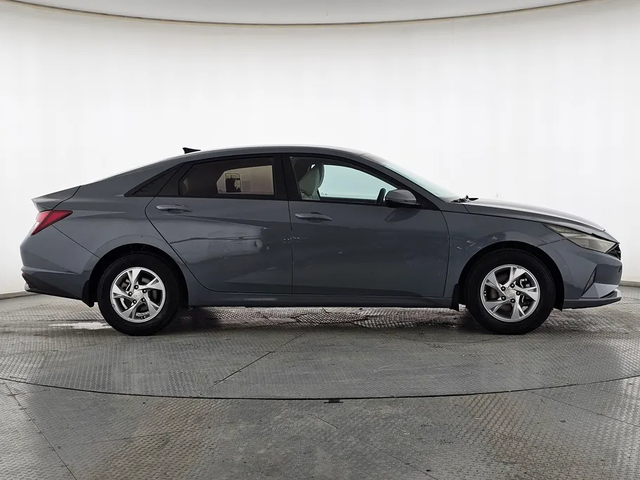 2022 Hyundai Elantra Smart 