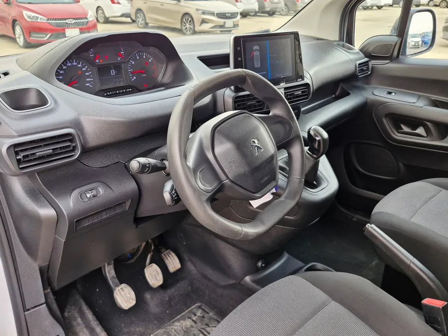 2023 Peugeot Partner Short van 