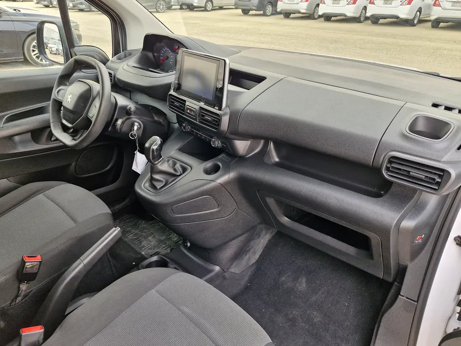 2023 Peugeot Partner Short van 