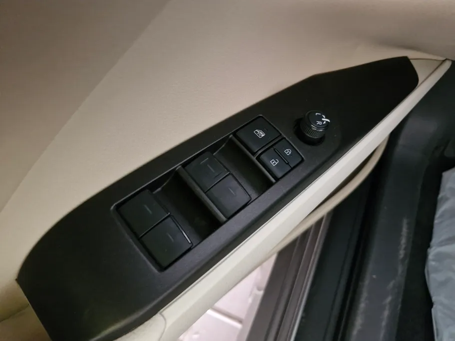 تويوتا كامري LE HEV 2023 