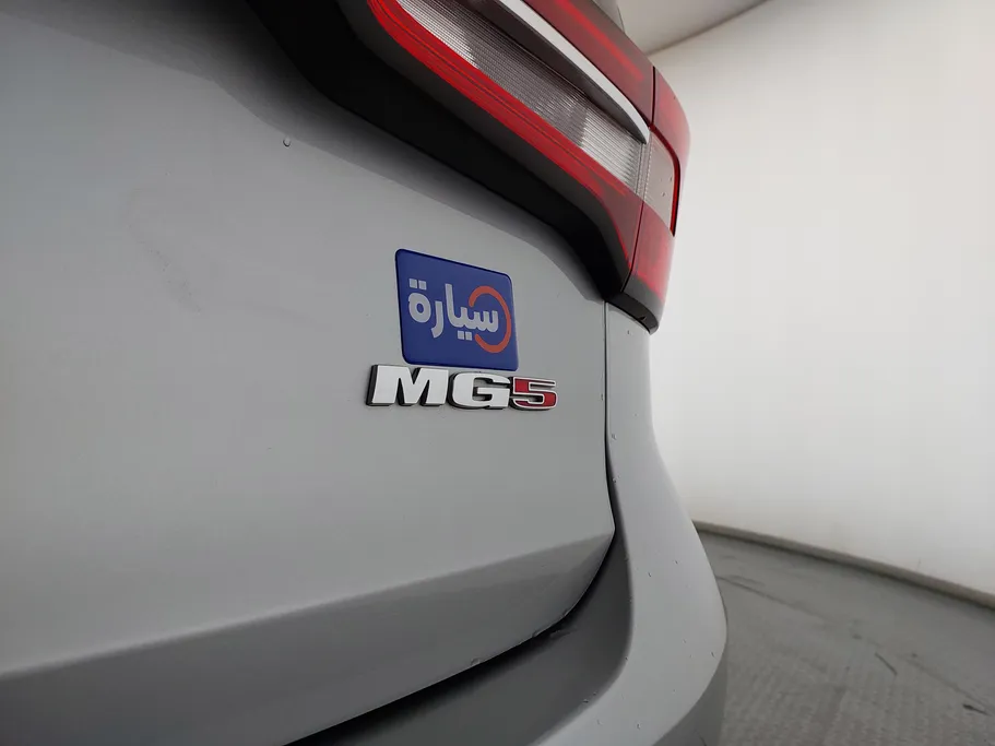 ام جي 5 LUX 2023 