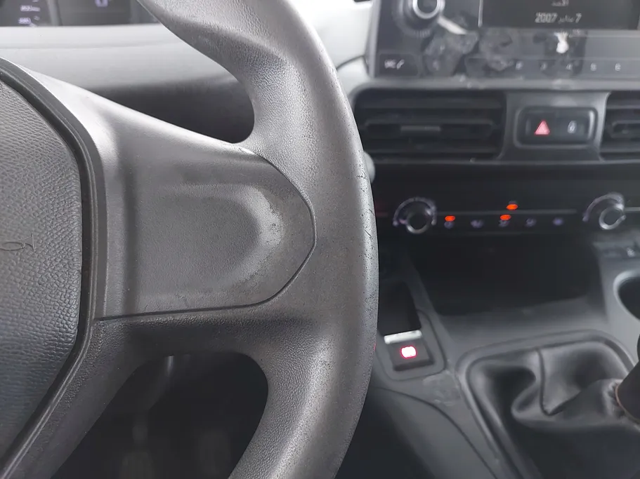 2022 Peugeot Partner Short van 