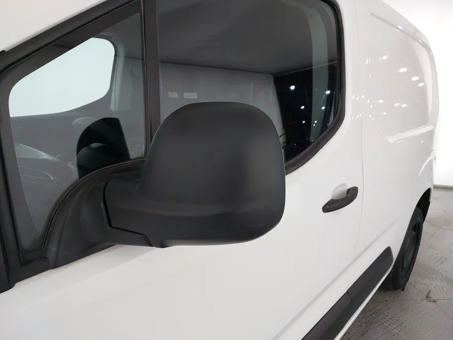 2022 Peugeot Partner Short van 