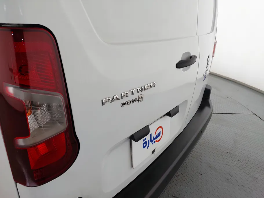 2022 Peugeot Partner Short van 