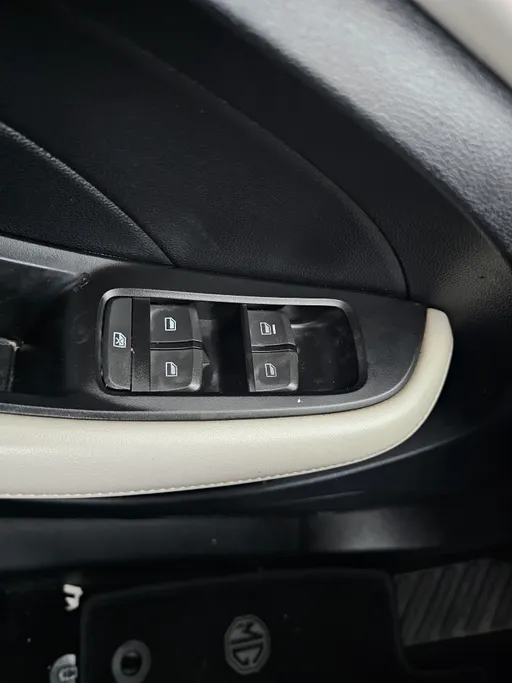 ام جي 5 LUX 2023 