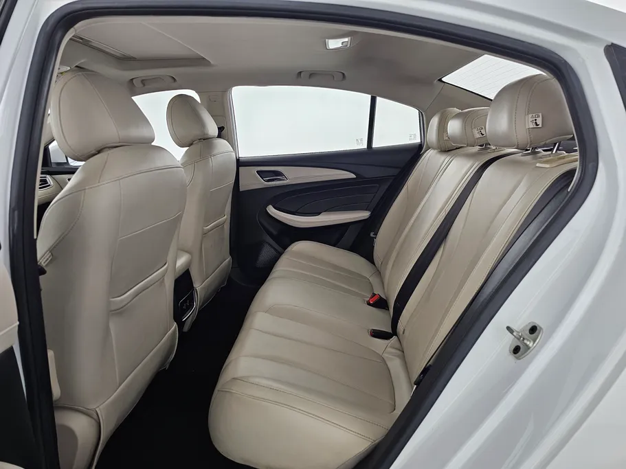 ام جي 5 LUX 2023 