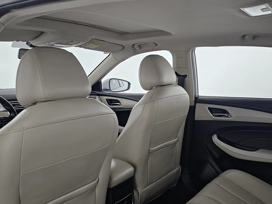 ام جي 5 LUX 2023 