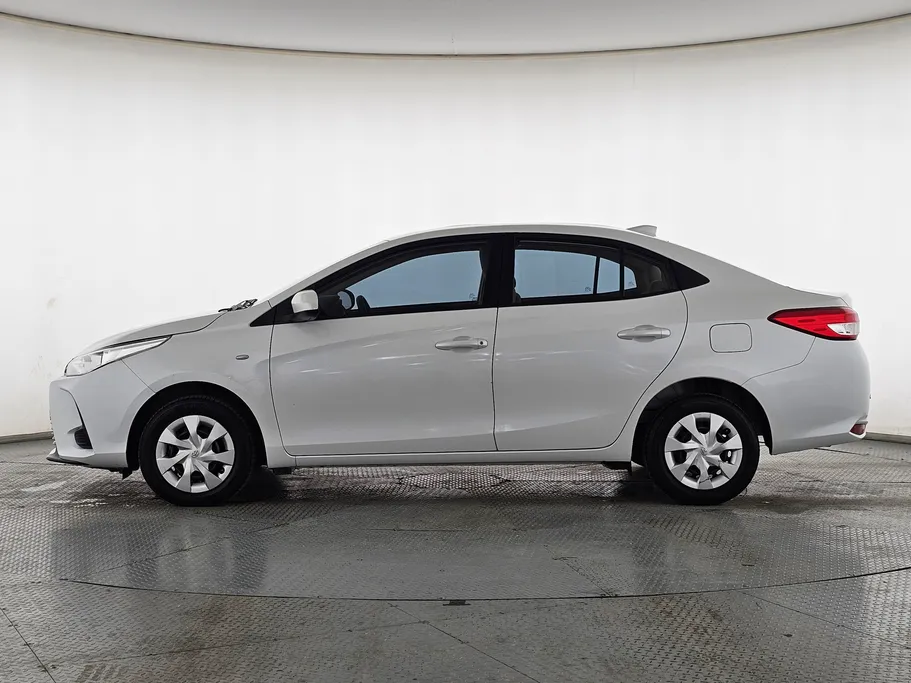 2022 Toyota Yaris  Y 