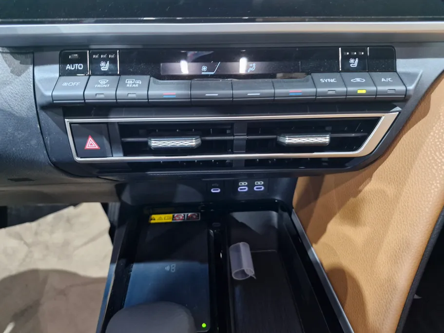 2025 Toyota Camry  LUMIERE HEV 