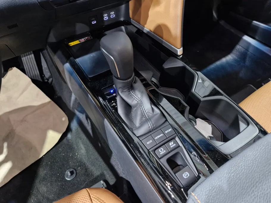 2025 Toyota Camry  LUMIERE HEV 