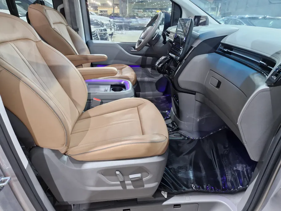 2025 Hyundai Staria VIP 