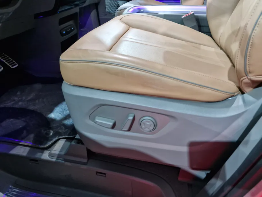 2025 Hyundai Staria VIP 