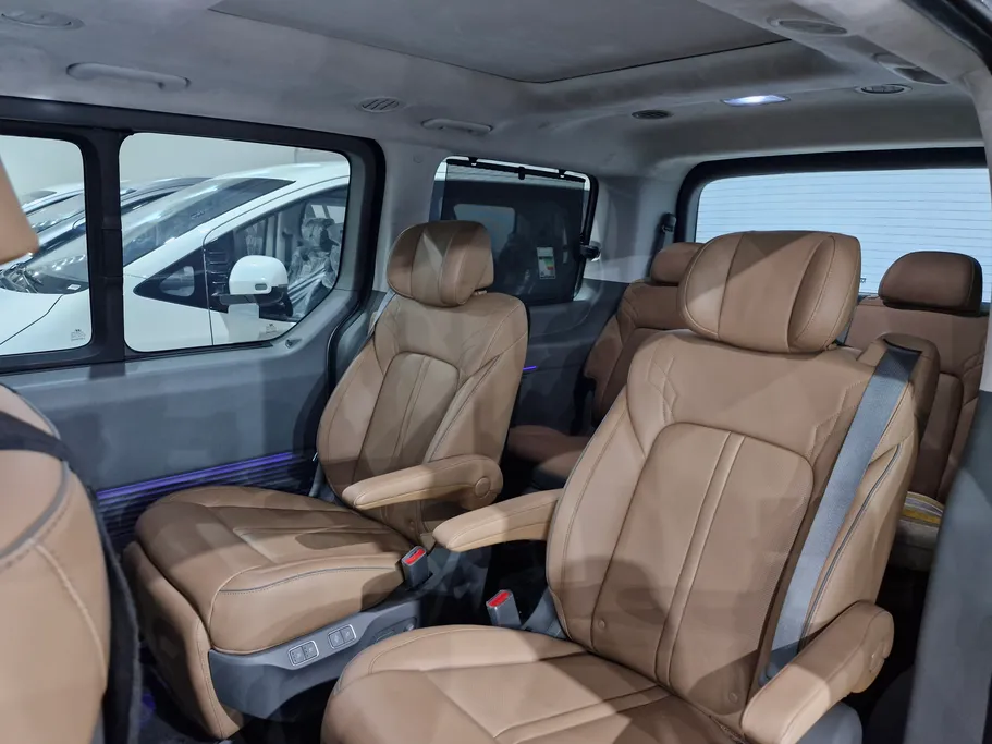 2025 Hyundai Staria VIP 