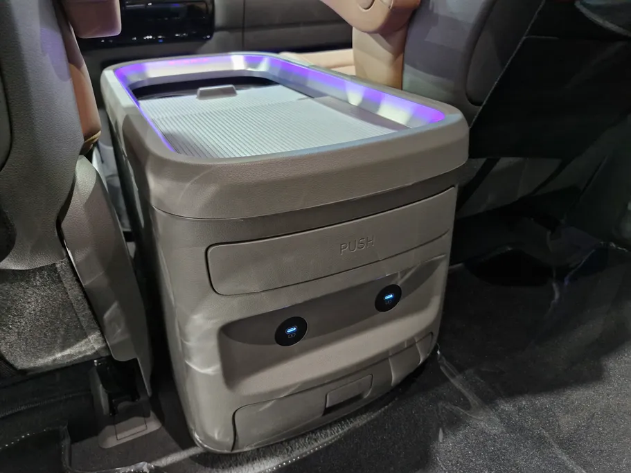 2025 Hyundai Staria VIP 