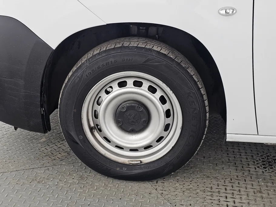 2023 Peugeot Partner Short van 