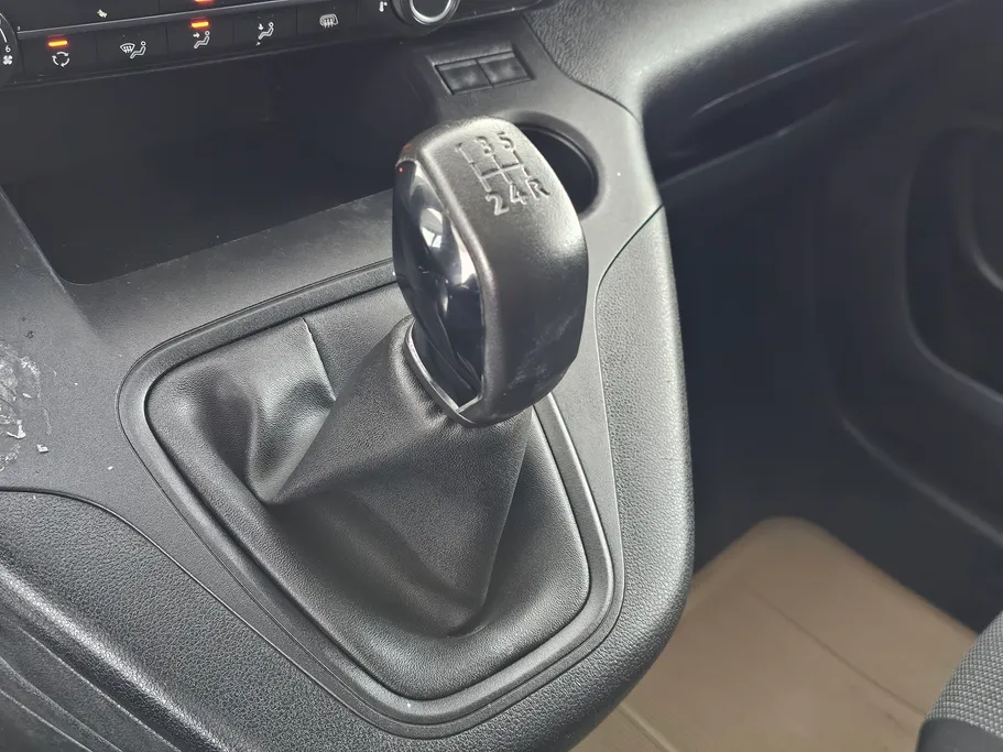 2023 Peugeot Partner Short van 