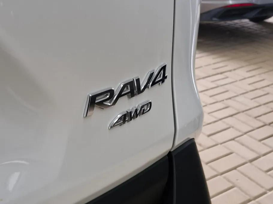 تويوتا راف فور LE 2022 