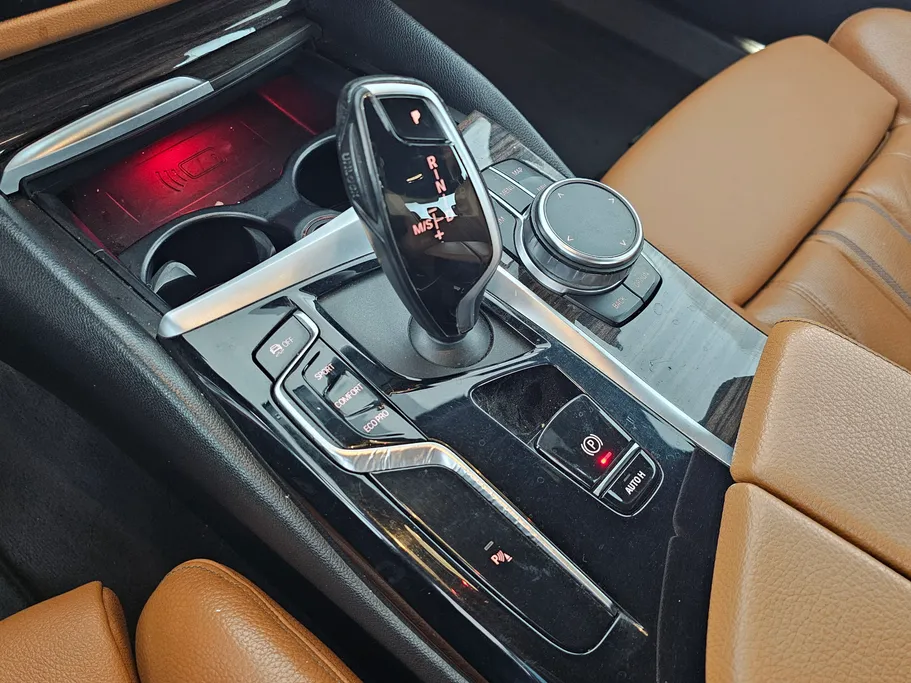 2023 BMW 5 Series 520i 