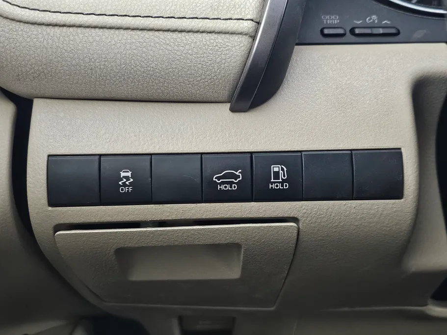 تويوتا كامري LE 2023 