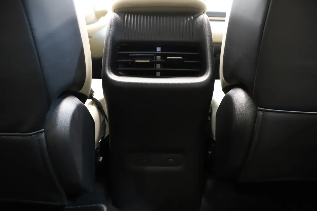 شفروليه كابتيفا PHEV Premier 2026 