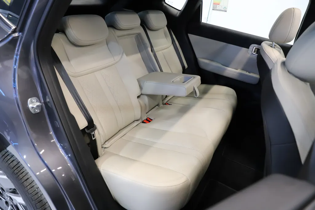 شفروليه كابتيفا PHEV Premier 2026 