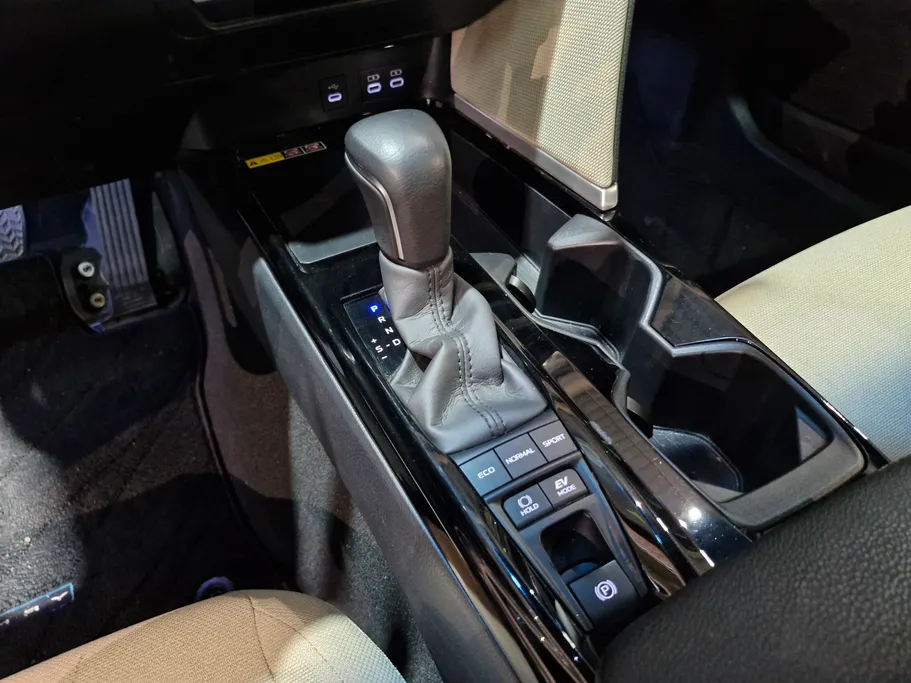 تويوتا كامري LE HEV 2025 