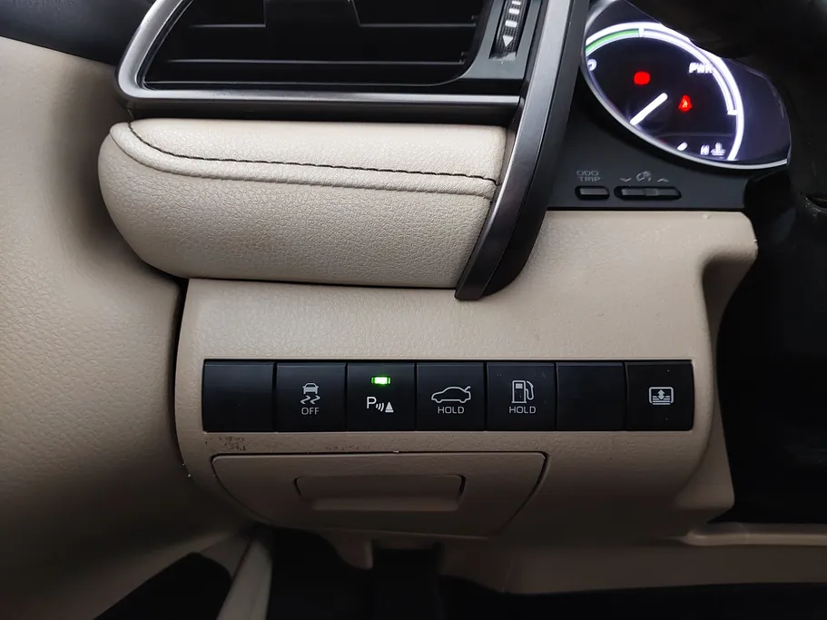 تويوتا كامري LE HEV 2021 