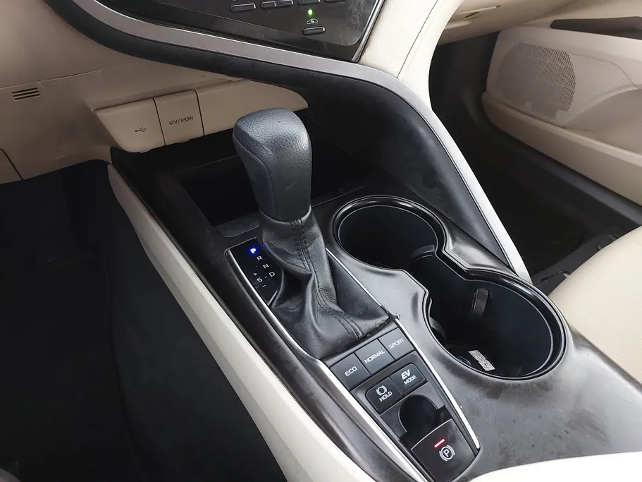 تويوتا كامري LE HEV 2021 