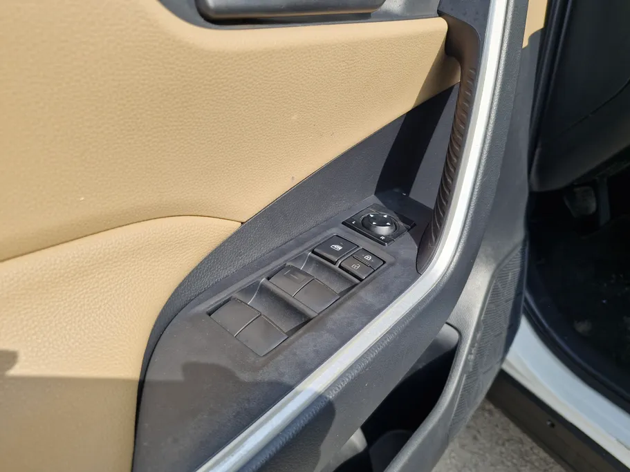 تويوتا راف فور LE 2023 