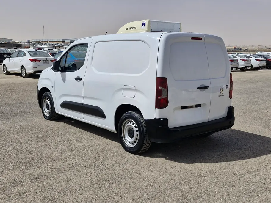 2022 Peugeot Partner Short van 