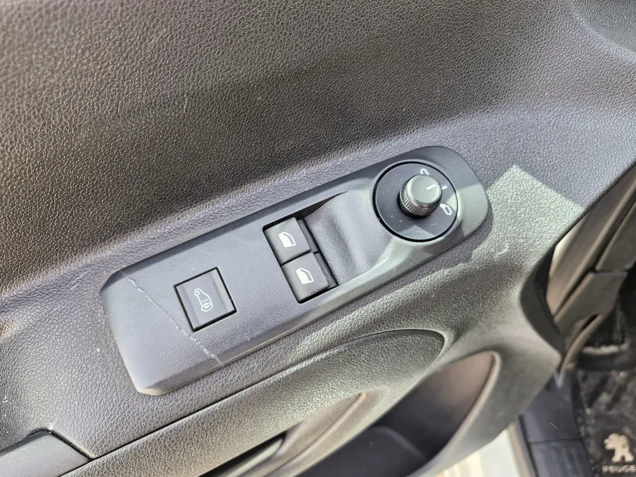 2022 Peugeot Partner Short van 