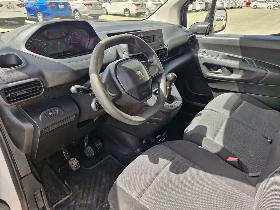 2022 Peugeot Partner Short van 