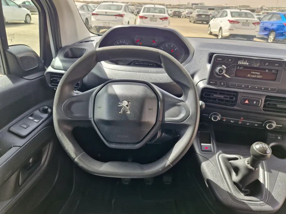 2022 Peugeot Partner Short van 