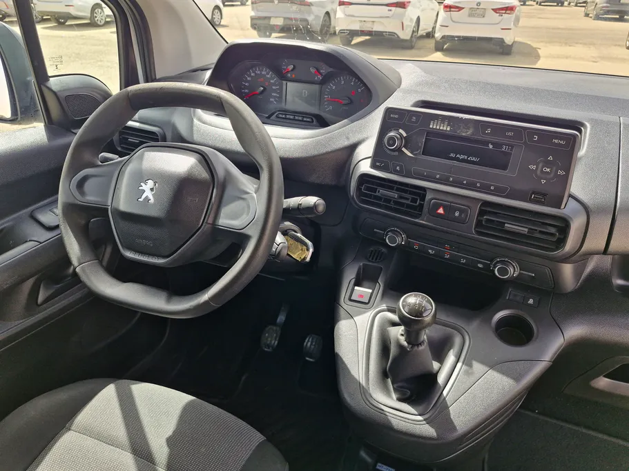 2022 Peugeot Partner Short van 