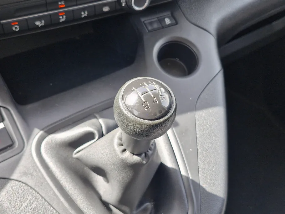 2022 Peugeot Partner Short van 