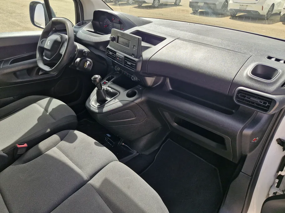 2022 Peugeot Partner Short van 