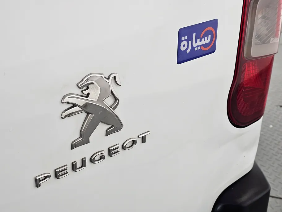 2022 Peugeot Partner Short van 