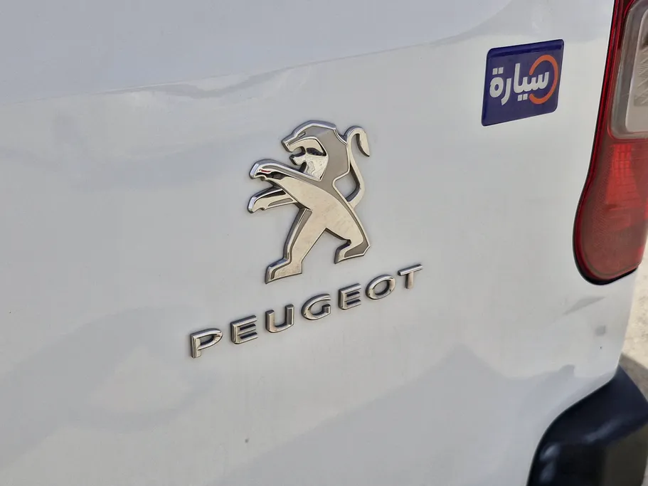 2022 Peugeot Partner Short van 