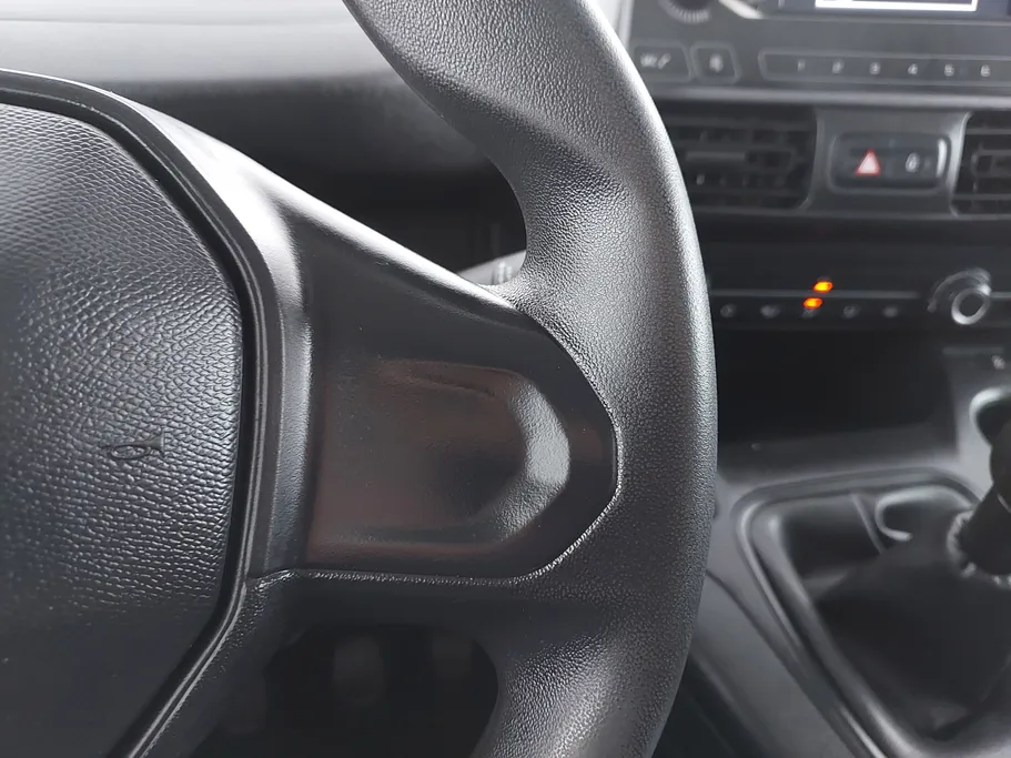 2022 Peugeot Partner Short van 