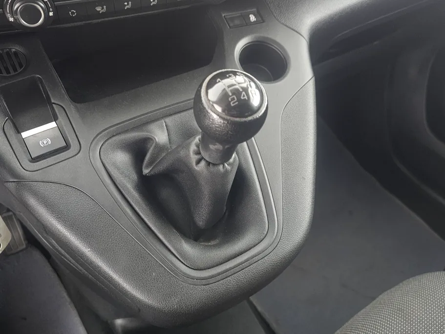 2022 Peugeot Partner Short van 