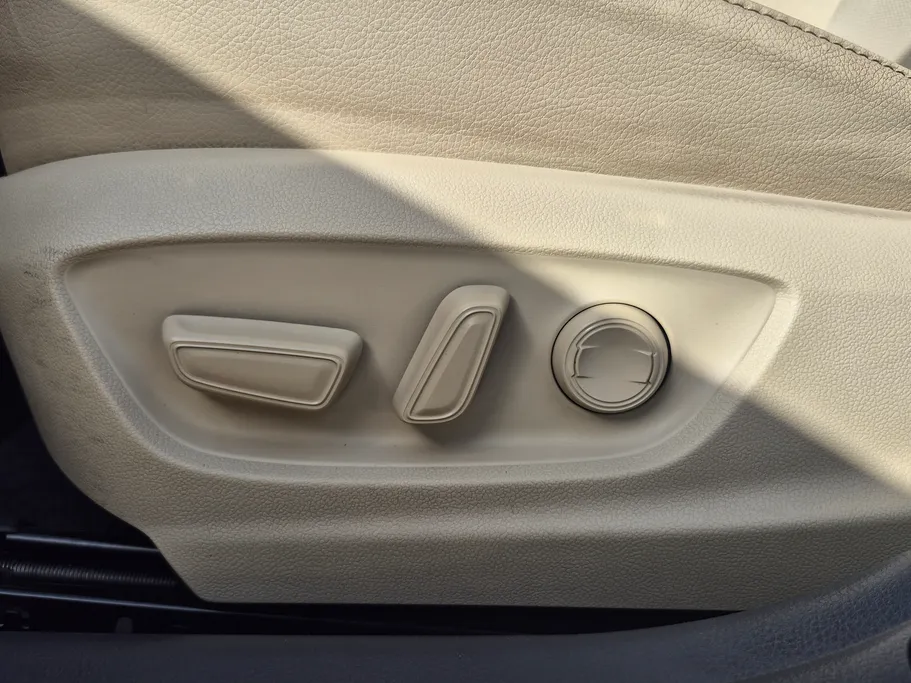 2020 Toyota Camry  GRANDE HEV 