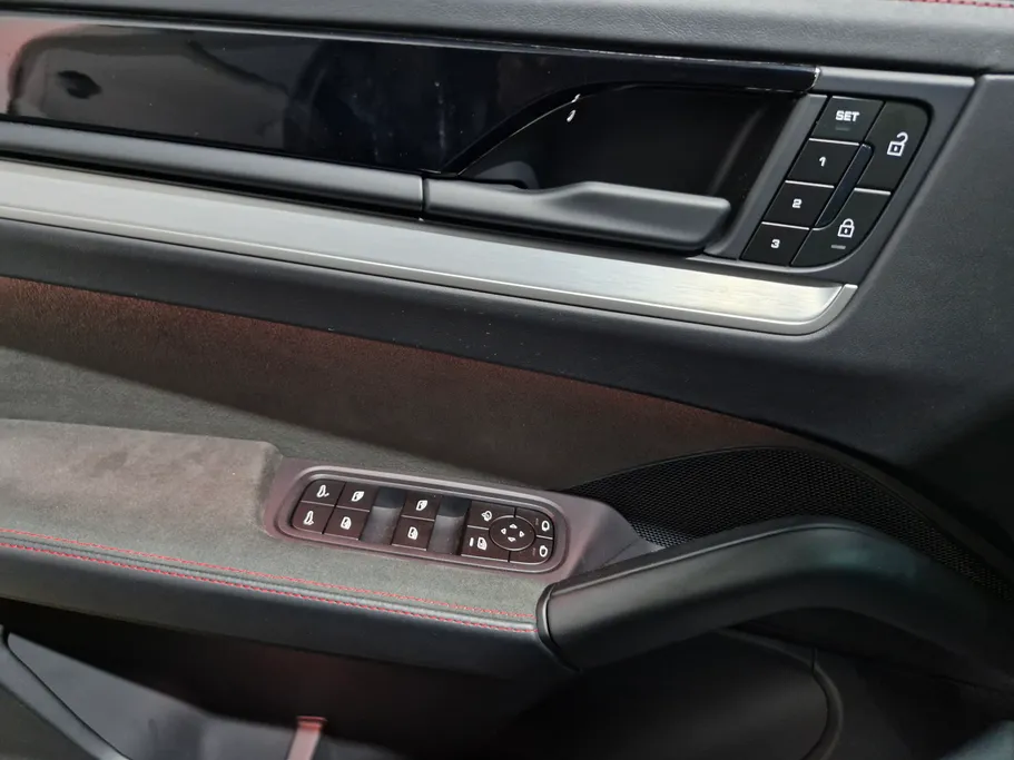 2025 Porsche Cayenne GTS 