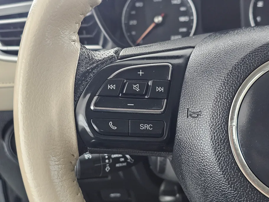 ام جي 5 COM 2023 