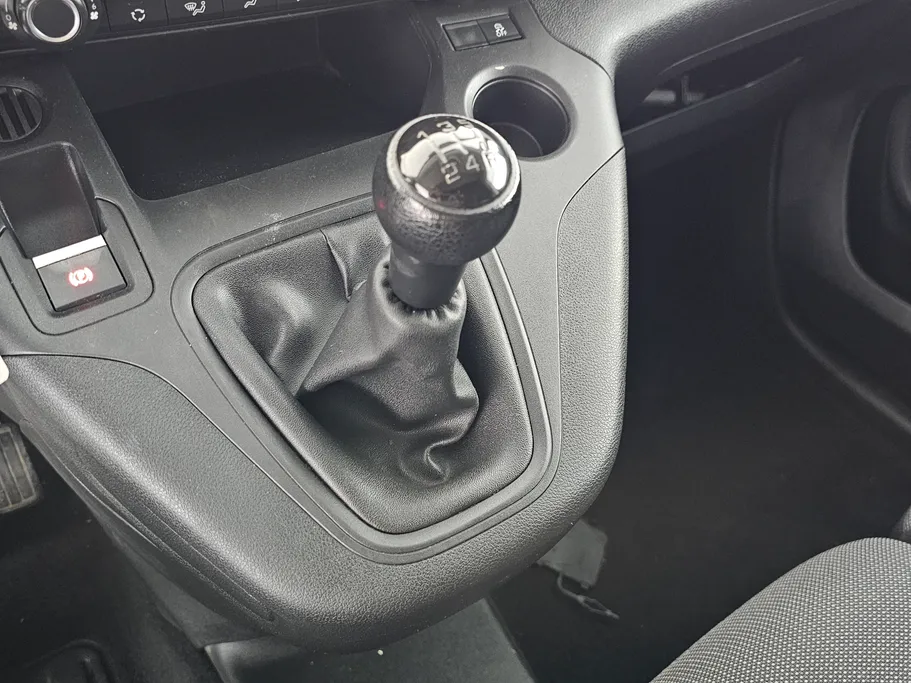 2022 Peugeot Partner Long van 