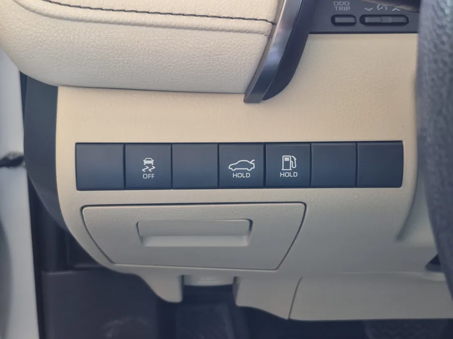 تويوتا كامري LE 2024 