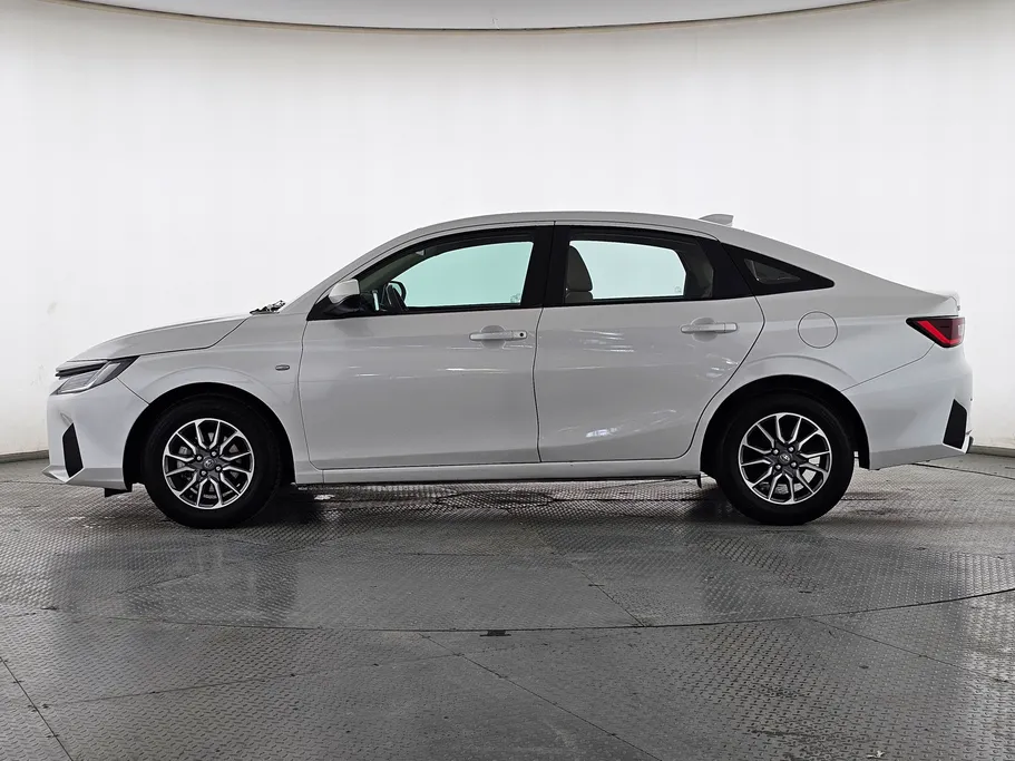 2024 Toyota Yaris  Y 