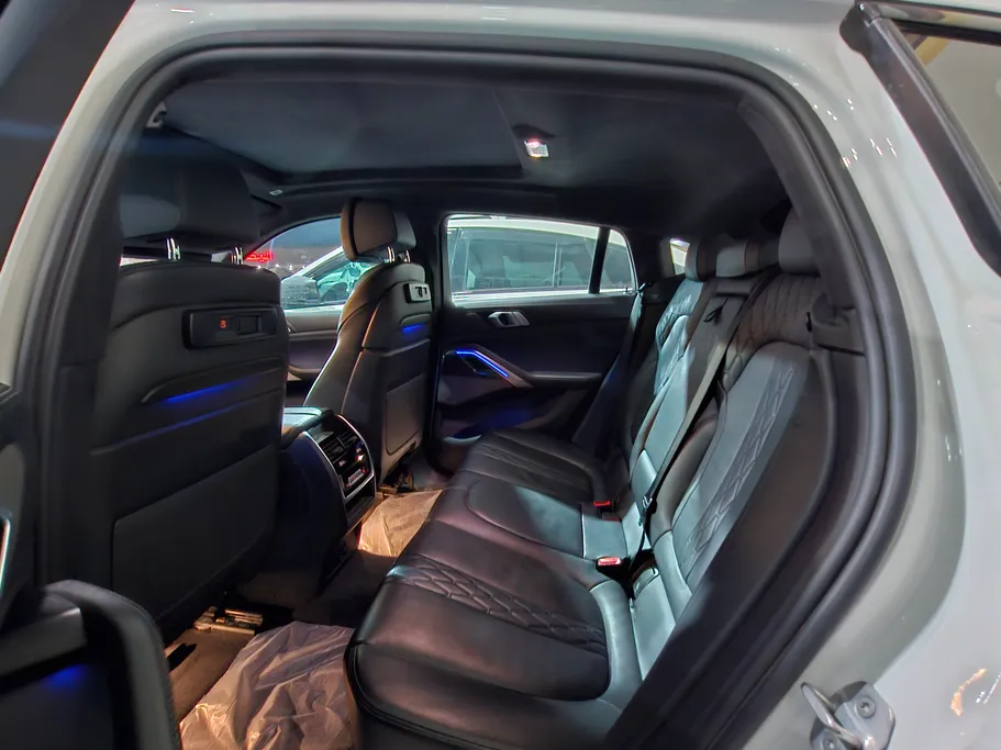 2020 BMW X Series 6 M 50i  