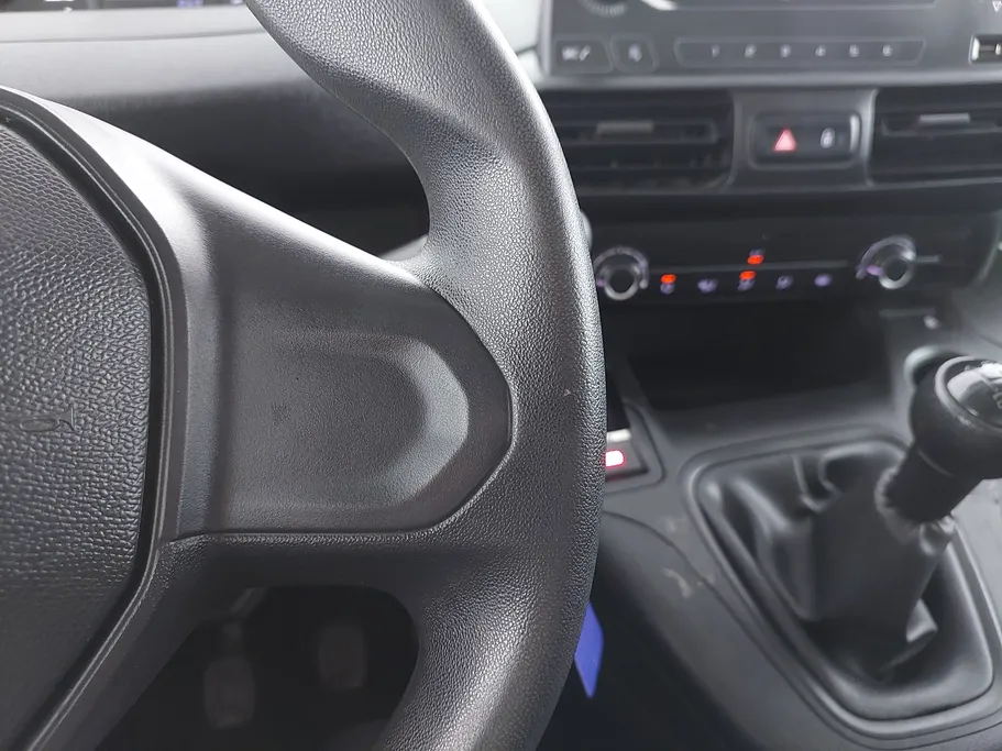 2022 Peugeot Partner Short van 
