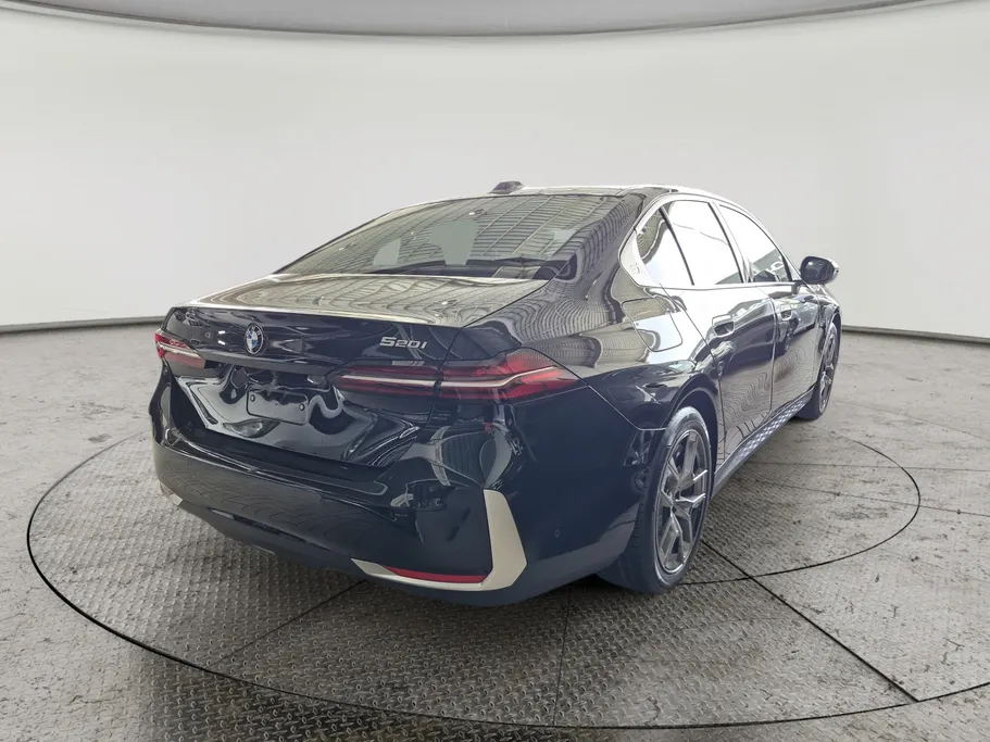 بي ام دبليو الفئة الخامسة 520i 2026 